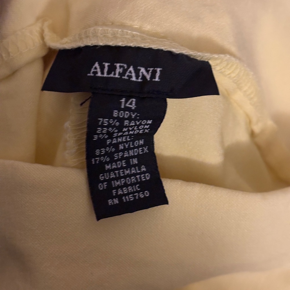 Stretchy butter yellow capris - Picture 4 of 4